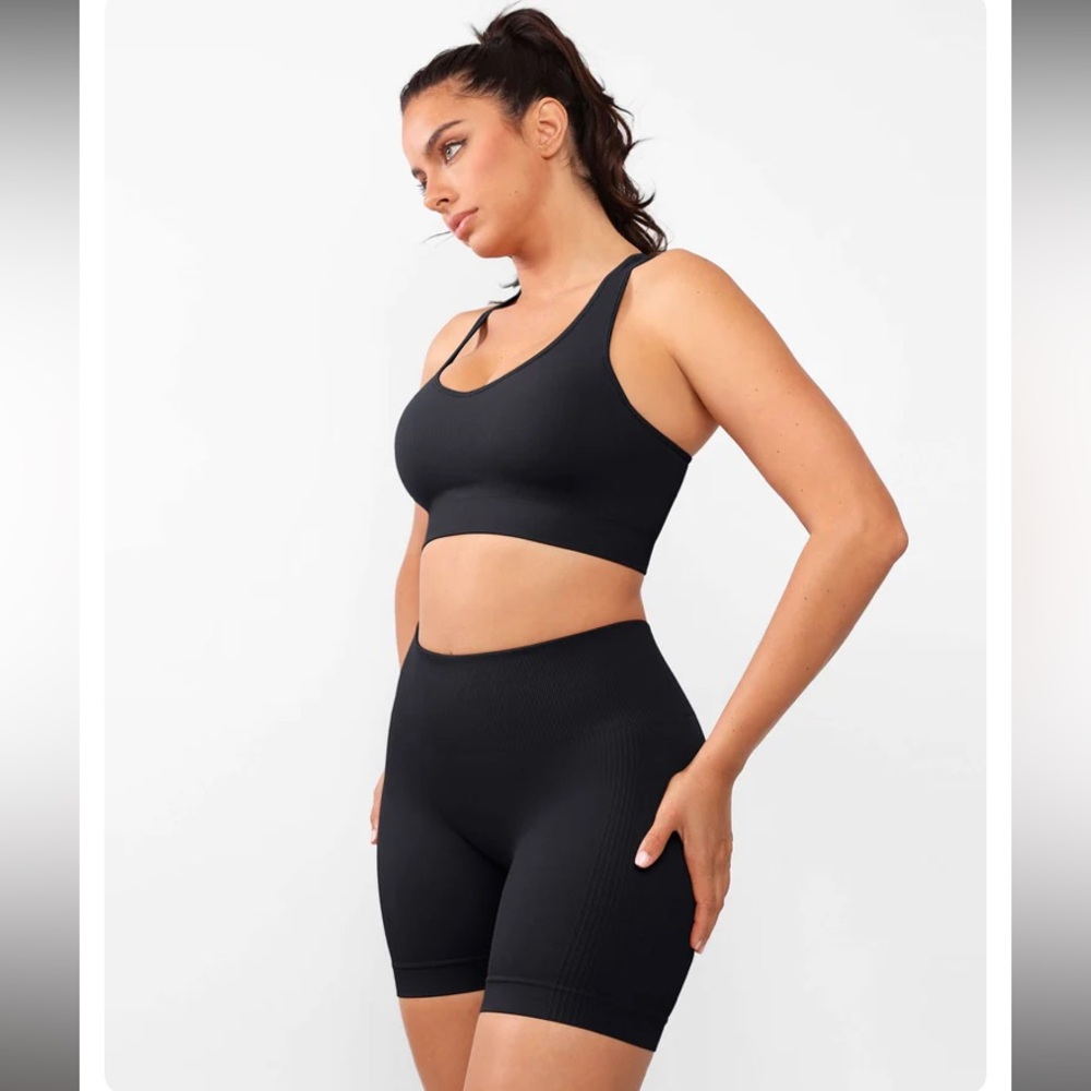 Cosmolle AirWear sports bra and bike shorts set